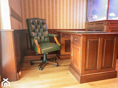 Aranżacje wnętrz - Biuro: biurko drewniane - Artystyczna Manufaktura - klasyczne meble na wymiar. Przeglądaj, dodawaj i zapisuj najlepsze zdjęcia, pomysły i inspiracje designerskie. W bazie mamy już prawie milion fotografii!
