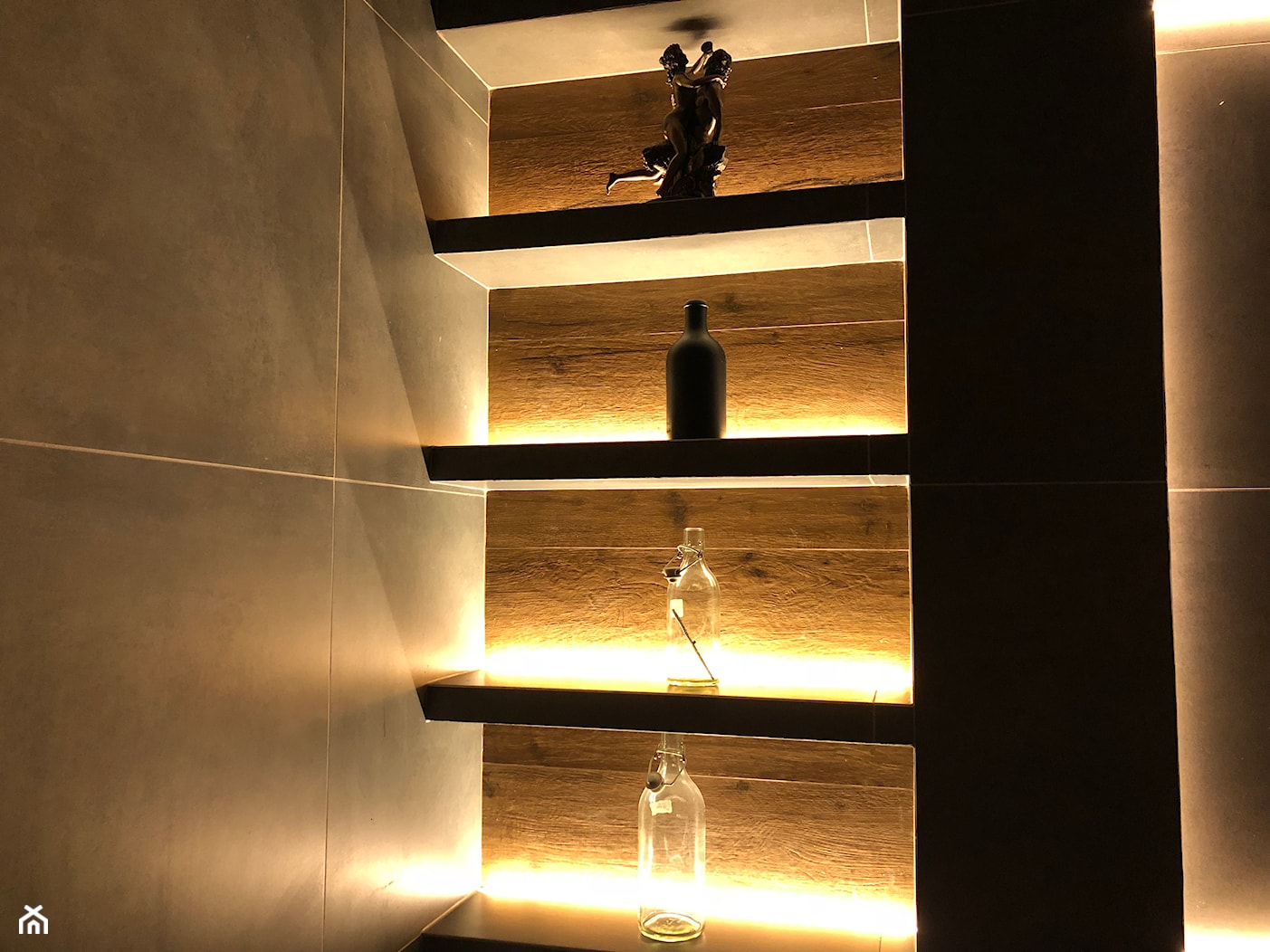 Taśma LED w półkach - zdjęcie od KingLED.pl - Homebook
