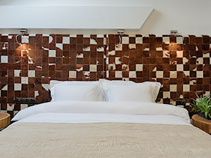 Wnętrza Hotelu-Stajni w Jakubowicach - Mała beżowa sypialnia na poddaszu, styl rustykalny - zdjęcie od Studio Architektoniczne Tarnawscy-Frąckiewicz