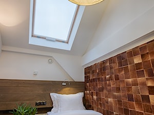 Wnętrza Hotelu-Stajni w Jakubowicach - Mała biała sypialnia na poddaszu, styl rustykalny - zdjęcie od Studio Architektoniczne Tarnawscy-Frąckiewicz