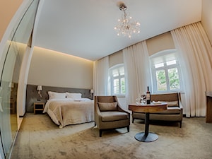 Wnętrza Pałacu w Jakubowicach - Średnia beżowa biała sypialnia, styl tradycyjny - zdjęcie od Studio Architektoniczne Tarnawscy-Frąckiewicz