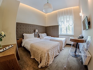 Wnętrza Pałacu w Jakubowicach - Średnia biała sypialnia, styl tradycyjny - zdjęcie od Studio Architektoniczne Tarnawscy-Frąckiewicz