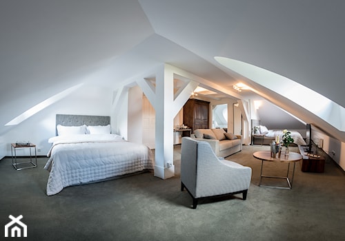 Duża biała sypialnia na poddaszu, styl tradycyjny - zdjęcie od Studio Architektoniczne Tarnawscy-Frąckiewicz