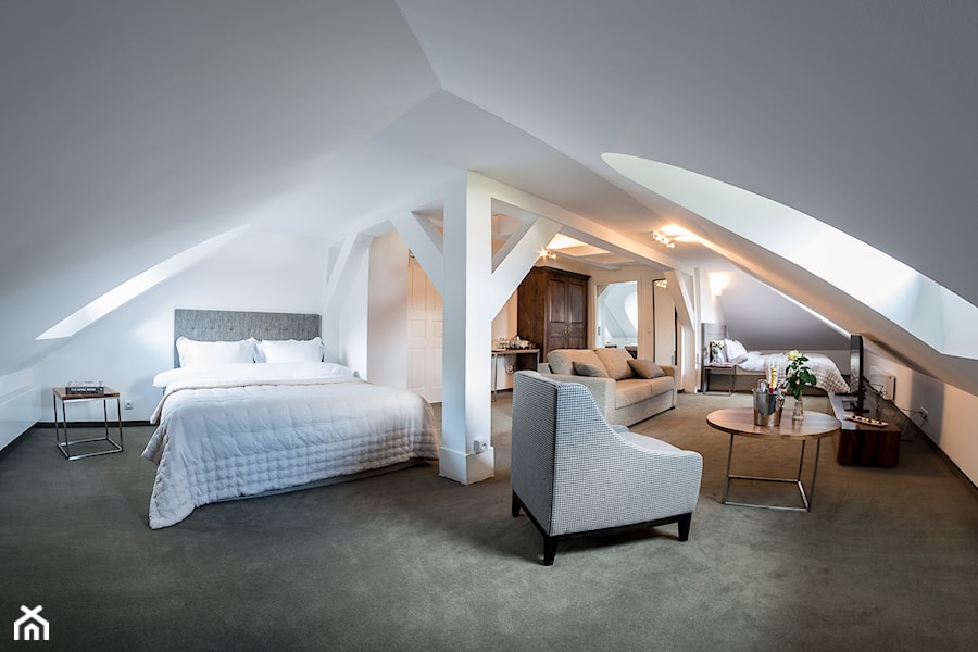 Duża biała sypialnia na poddaszu, styl tradycyjny - zdjęcie od Studio Architektoniczne Tarnawscy-Frąckiewicz