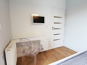 nowe aleje - Mała biała szara z biurkiem sypialnia, styl nowoczesny - zdjęcie od Lux