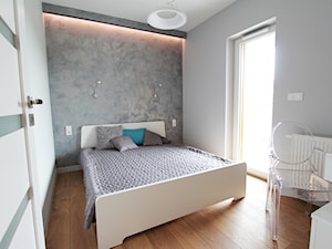 nowe aleje - Średnia biała szara sypialnia z balkonem / tarasem, styl nowoczesny - zdjęcie od Lux