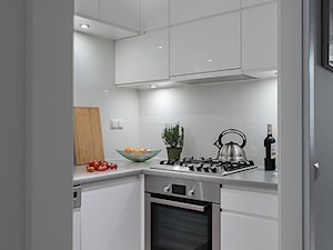 Mieszkanie na Solcu - metamorfoza - Mała otwarta zamknięta biała z zabudowaną lodówką kuchnia w kształcie litery l, styl nowoczesny - zdjęcie od Jacek Tryc-wnętrza