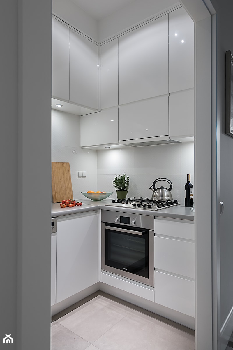 Mieszkanie na Solcu - metamorfoza - Mała otwarta zamknięta biała z zabudowaną lodówką kuchnia w kształcie litery l, styl nowoczesny - zdjęcie od Jacek Tryc-wnętrza