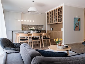 Apartament na Bielanach. Konkurs – Wnętrze roku 2017 - Średni beżowy biały salon z kuchnią z jadalnią, styl tradycyjny - zdjęcie od Jacek Tryc-wnętrza