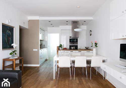 Żoliborski minimalizm - Mały biały salon z kuchnią z jadalnią, styl nowoczesny - zdjęcie od Jacek Tryc-wnętrza