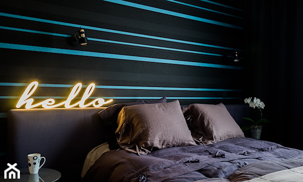 neon nad łóżkiem w sypialni