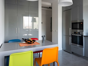 Apartament na Gocławiu - Duża otwarta zamknięta biała z zabudowaną lodówką z lodówką wolnostojącą kuchnia, styl nowoczesny - zdjęcie od Jacek Tryc-wnętrza