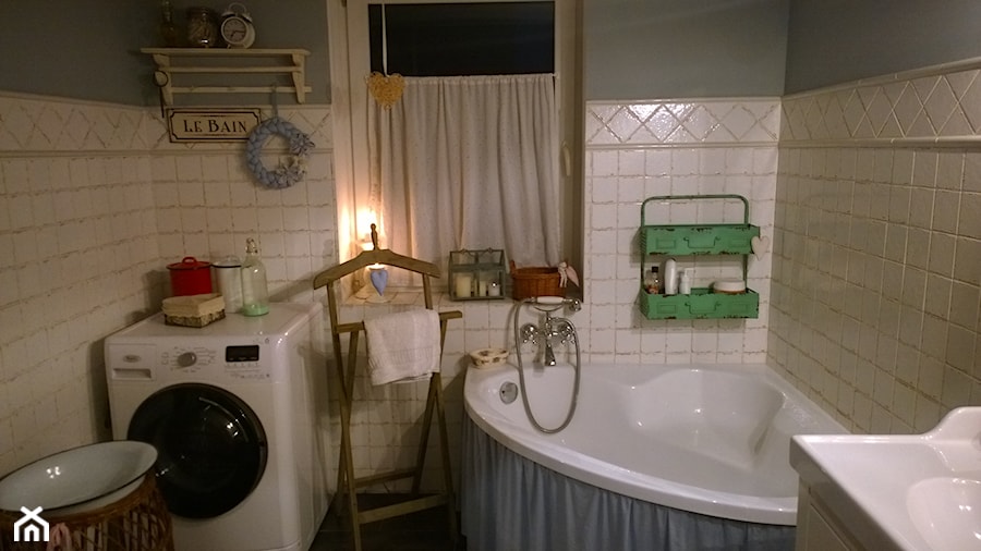 Made by A&M - nasz pierwszy dom ;) - Mała z pralką / suszarką łazienka z oknem - zdjęcie od annabell