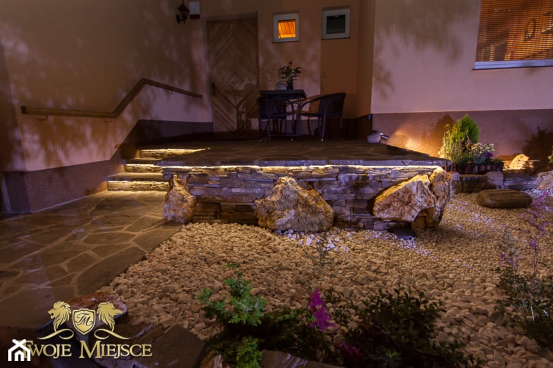 Schody z kamienia naturalnego wraz z oświetleniem - zdjęcie od TwojeMiejsce - Homebook