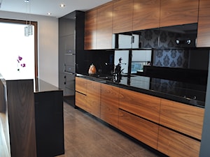 Średnia otwarta z salonem z zabudowaną lodówką kuchnia jednorzędowa z oknem, styl nowoczesny - zdjęcie od benedyk