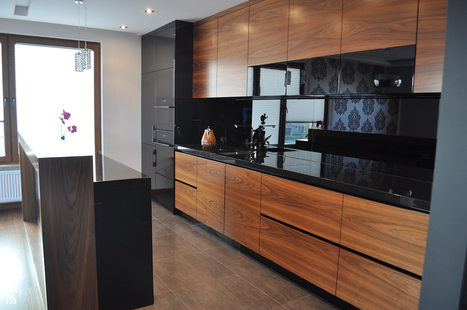 Średnia otwarta z salonem z zabudowaną lodówką kuchnia jednorzędowa z oknem, styl nowoczesny - zdjęcie od benedyk - Homebook