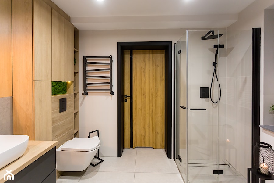 Projekt łazienki w domu jednorodzinnym w stylu nowoczesnym - metamorfoza - zdjęcie od InDecor
