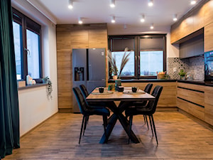 Projekt kuchni otwartej na salon w stylu nowoczesnym - zdjęcie od InDecor