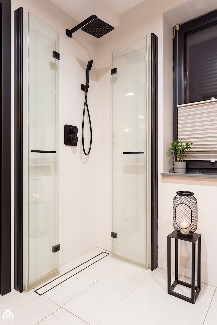 Projekt łazienki w domu jednorodzinnym w stylu nowoczesnym - metamorfoza - zdjęcie od InDecor - Homebook