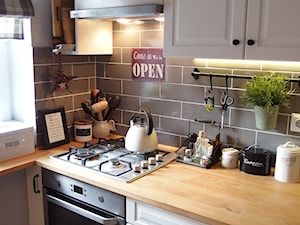 Mieszkanie hand made :) - Mała średnia z zabudowaną lodówką kuchnia, styl tradycyjny - zdjęcie od karolina0606