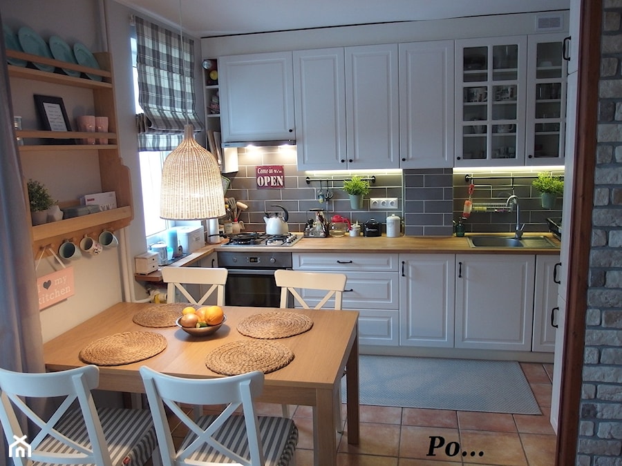 Mieszkanie hand made :) - Średnia otwarta z salonem biała szara z zabudowaną lodówką z nablatowym zlewozmywakiem kuchnia jednorzędowa, styl tradycyjny - zdjęcie od karolina0606