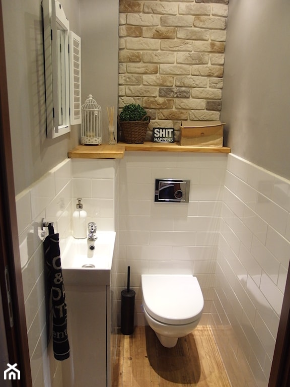 mała łazienka w stylu skandynawskim, szare ściany, białe płytki, drewniany blat podumywalkowy