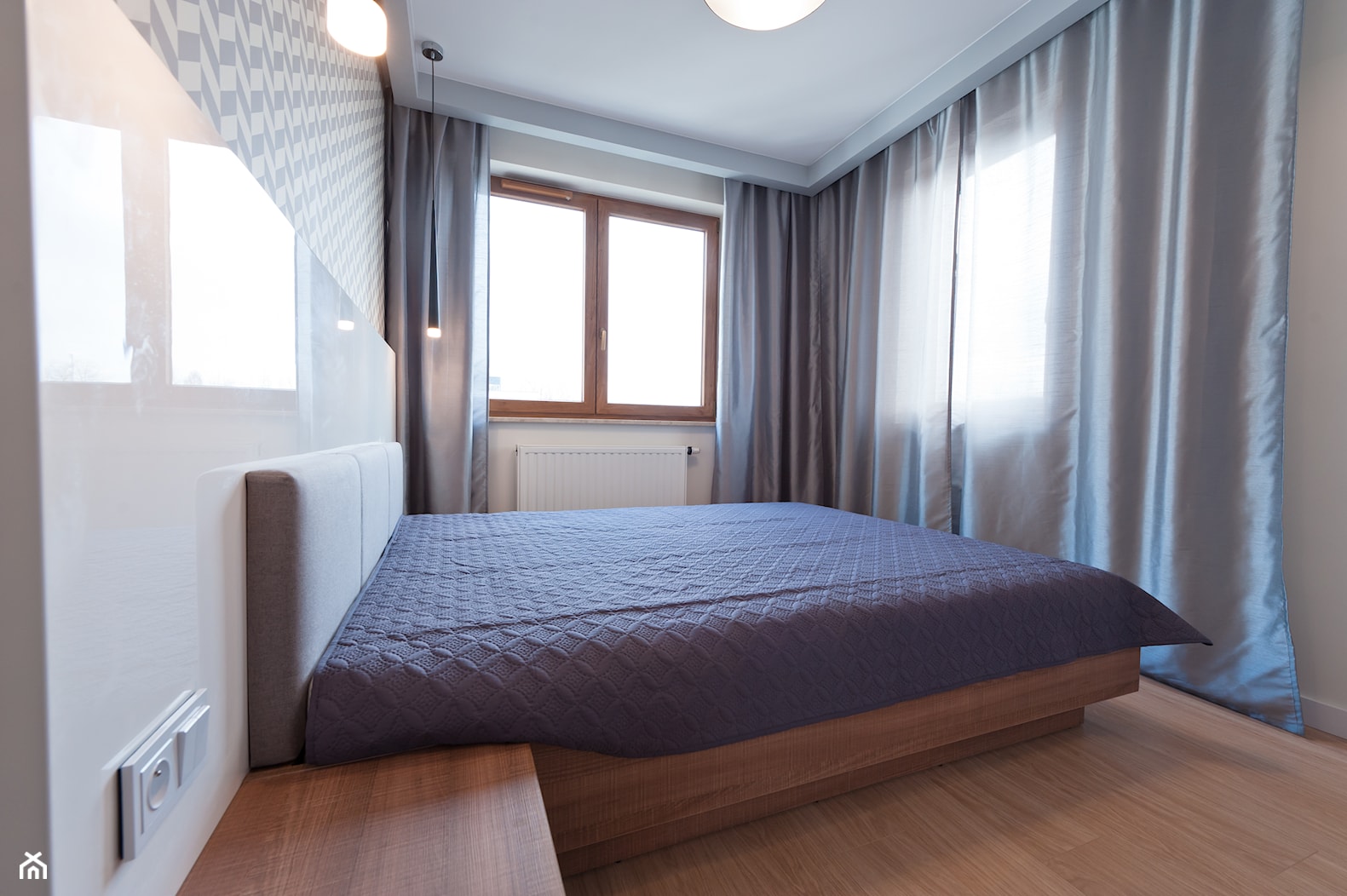 Realizacja - mieszkanie na wynajem w Krakowie z ciemną cegłą - Średnia biała sypialnia, styl nowoczesny - zdjęcie od All Design Agnieszka Lorenc - Homebook