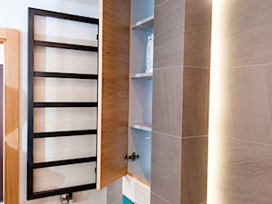 realizacja łazienka w szarosciach przałamana dębem - Łazienka, styl nowoczesny - zdjęcie od All Design Agnieszka Lorenc