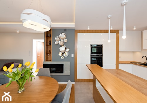 Realizacja projektu mieszkanie dwupiziomowe w Krakwie - Duży beżowy salon z kuchnią z jadalnią, styl nowoczesny - zdjęcie od All Design Agnieszka Lorenc