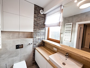 łazienka z ciemna cegłą - Mała na poddaszu łazienka z oknem, styl nowoczesny - zdjęcie od All Design Agnieszka Lorenc