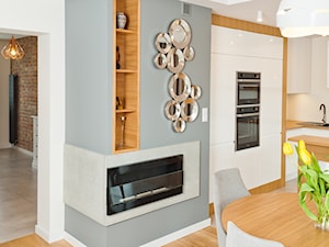 Realizacja projektu mieszkanie dwupiziomowe w Krakwie - Mały biały szary salon z kuchnią z jadalnią, ... - zdjęcie od All Design Agnieszka Lorenc
