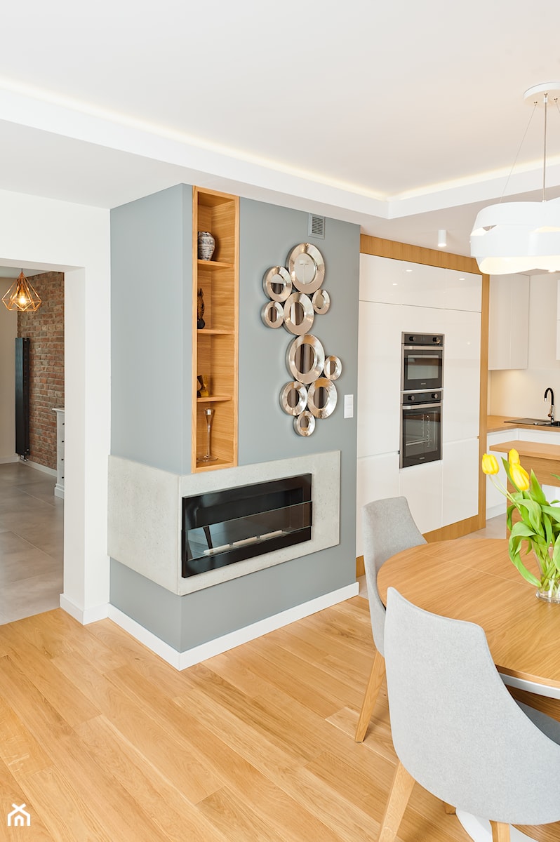 Realizacja projektu mieszkanie dwupiziomowe w Krakwie - Mały biały szary salon z kuchnią z jadalnią, styl nowoczesny - zdjęcie od All Design Agnieszka Lorenc