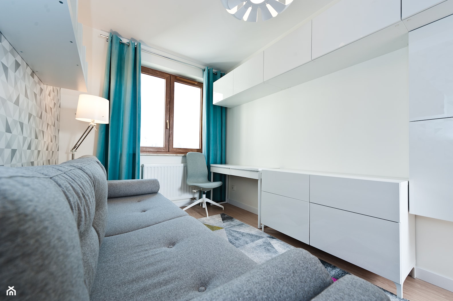 Realizacja - mieszkanie na wynajem w Krakowie z ciemną cegłą - Średnie w osobnym pomieszczeniu z sofą z zabudowanym biurkiem białe biuro, styl nowoczesny - zdjęcie od All Design Agnieszka Lorenc - Homebook