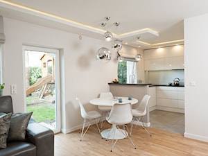 Realizacja mieszkanie Kraów - Mała biała jadalnia w kuchni, styl nowoczesny - zdjęcie od All Design Agnieszka Lorenc