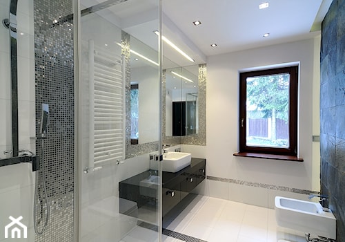 Łazienka w bieli realizacja - Średnia z punktowym oświetleniem łazienka - zdjęcie od All Design Agnieszka Lorenc