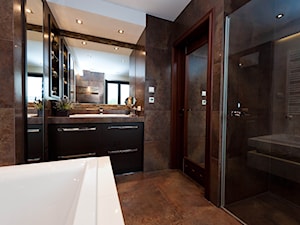 łazienka z kamieniem 2 - Średnia na poddaszu z lustrem łazienka z oknem, styl tradycyjny - zdjęcie od All Design Agnieszka Lorenc