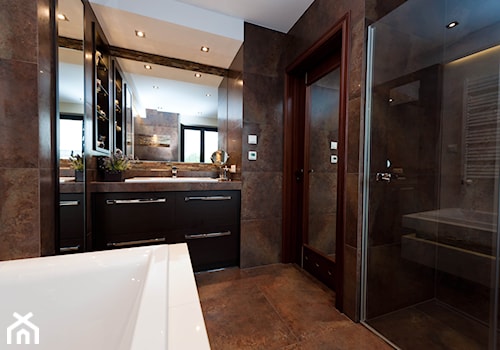 łazienka z kamieniem 2 - Średnia na poddaszu z lustrem łazienka z oknem, styl tradycyjny - zdjęcie od All Design Agnieszka Lorenc