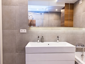 Łazienka z nutą szarosci realizacja - Mała bez okna z lustrem z punktowym oświetleniem łazienka, st ... - zdjęcie od All Design Agnieszka Lorenc