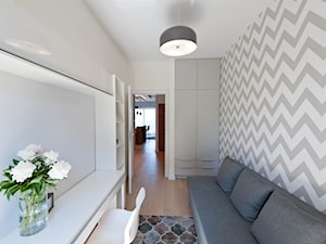 Realizacja mieszkanie na wynajem Kraków 2 - Małe z sofą z zabudowanym biurkiem białe biuro, styl nowoczesny - zdjęcie od All Design Agnieszka Lorenc