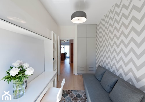 Realizacja mieszkanie na wynajem Kraków 2 - Małe z sofą z zabudowanym biurkiem białe biuro, styl nowoczesny - zdjęcie od All Design Agnieszka Lorenc