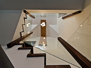 Dom 2 Kraków realizacja - Schody kręcone drewniane betonowe, styl minimalistyczny - zdjęcie od All Design Agnieszka Lorenc
