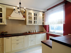 Mieszkanie glamur Realizacja - Średnia otwarta z salonem czerwona kuchnia jednorzędowa, styl tradycyjny - zdjęcie od All Design Agnieszka Lorenc
