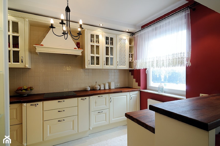 Mieszkanie glamur Realizacja - Średnia otwarta z salonem czerwona kuchnia jednorzędowa, styl tradycyjny - zdjęcie od All Design Agnieszka Lorenc