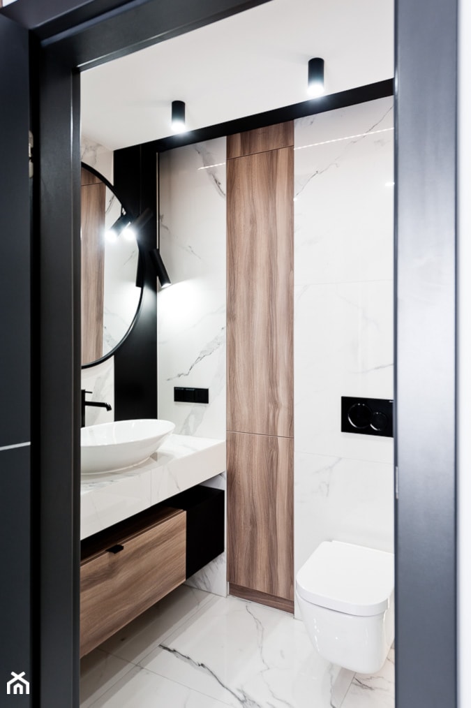 Realizacja projektu mieszkania na wynajem krótkoterminowy Kraków - Mała z lustrem z marmurową podłogą z punktowym oświetleniem łazienka, styl nowoczesny - zdjęcie od All Design Agnieszka Lorenc