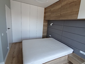 Realizacja mieszkanie w Bydgoszczy - Mała biała szara sypialnia, styl nowoczesny - zdjęcie od All Design Agnieszka Lorenc