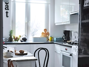 Kuchenna rewolucja - Mała zamknięta biała szara z lodówką wolnostojącą kuchnia w kształcie litery l, styl skandynawski - zdjęcie od anita sie nudzi