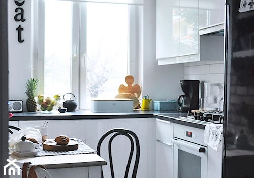 Kuchenna rewolucja - Mała zamknięta biała szara z lodówką wolnostojącą kuchnia w kształcie litery l, styl skandynawski - zdjęcie od anita sie nudzi