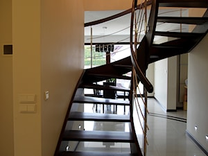 mieszkanie W - Schody zabiegowe drewniane metalowe - zdjęcie od Interior Dorota Żochowska