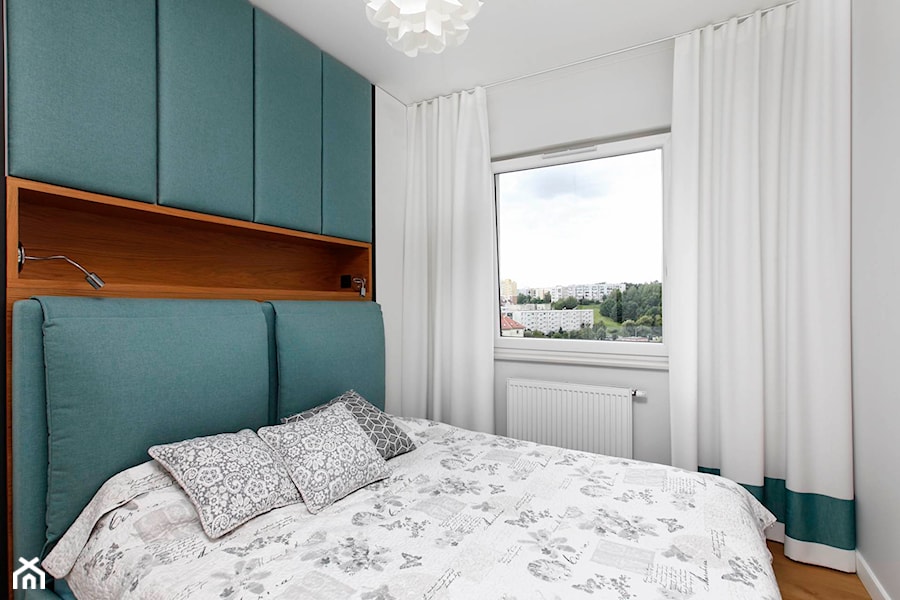 Nowoczesne mieszkanie w Gdyni - Mała biała sypialnia, styl nowoczesny - zdjęcie od Flow Interiors Franiak&Caturowa