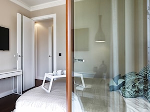 Mieszkanie wakacyjne w gdyńskim Orłowie. - Mała beżowa sypialnia, styl nowoczesny - zdjęcie od Flow Interiors Franiak&Caturowa